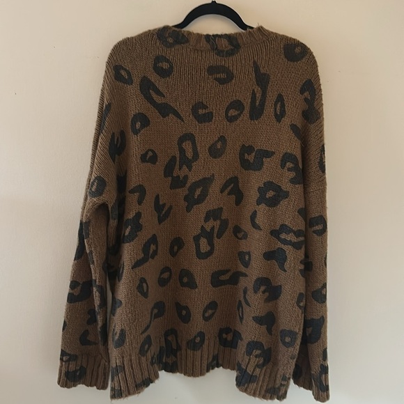 Wooden Ships Leopard Print Oversized Sweater 
Sz S/M Comfy Preppy Cozy Relaxed - Picture 3 of 8